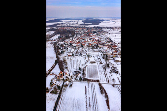 Vue aérienne de Vue du village depuis l'ouest sous la neige à Winden dans le département Rhénanie-Palatinat, Allemagne