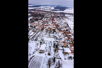 Photographie aérienne de Vue du village depuis l'ouest sous la neige à Winden dans le département Rhénanie-Palatinat, Allemagne
