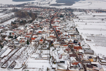 Vue aérienne de Champs agricoles et terres agricoles enneigés en hiver à Winden dans le département Rhénanie-Palatinat, Allemagne