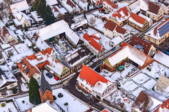 Vue aérienne de Kirchstraße sous la neige à Winden dans le département Rhénanie-Palatinat, Allemagne