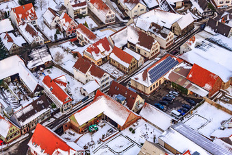 Vue aérienne de Raiffeisenstraße sous la neige à Winden dans le département Rhénanie-Palatinat, Allemagne