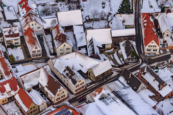 Vue aérienne de Raiffeisenstraße x Mühlstraße dans la neige à Winden dans le département Rhénanie-Palatinat, Allemagne