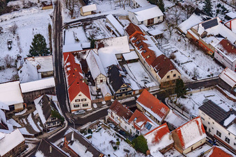 Vue aérienne de Raiffeisenstraße x Waschgasse dans la neige à Winden dans le département Rhénanie-Palatinat, Allemagne