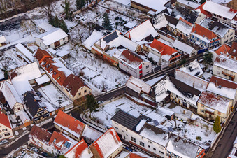 Vue aérienne de Raiffeisenstraße x Hauptstraße dans la neige à Winden dans le département Rhénanie-Palatinat, Allemagne