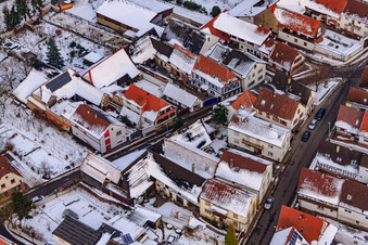Vue aérienne de Raiffeisenstraße x Hauptstraße dans la neige à Winden dans le département Rhénanie-Palatinat, Allemagne