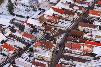 Vue aérienne de Rue principale en hiver sous la neige à Winden dans le département Rhénanie-Palatinat, Allemagne