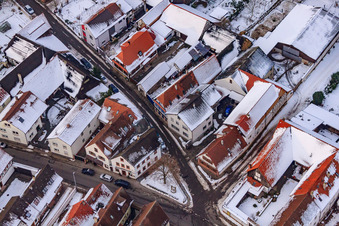 Photographie aérienne de Raiffeisenstraße x Hauptstraße dans la neige à Winden dans le département Rhénanie-Palatinat, Allemagne