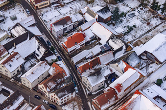 Vue oblique de Raiffeisenstraße x Hauptstraße dans la neige à Winden dans le département Rhénanie-Palatinat, Allemagne