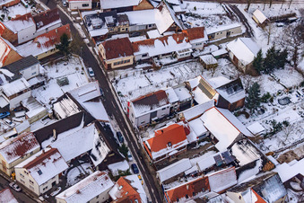 Vue aérienne de Raiffeisenstraße sous la neige à Winden dans le département Rhénanie-Palatinat, Allemagne