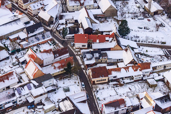 Vue aérienne de Raiffeisenstraße x Kuhgasse sous la neige à Winden dans le département Rhénanie-Palatinat, Allemagne
