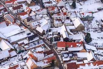 Vue aérienne de Raiffeisenstraße x Kuhgasse sous la neige à Winden dans le département Rhénanie-Palatinat, Allemagne