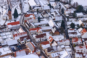 Vue aérienne de Raiffeisenstraße x Kirchstraße dans la neige à Winden dans le département Rhénanie-Palatinat, Allemagne