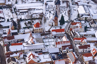 Vue aérienne de Raiffeisenstraße x Kirchstraße dans la neige à Winden dans le département Rhénanie-Palatinat, Allemagne