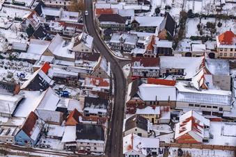 Vue aérienne de Hôtel de ville sous la neige à Winden dans le département Rhénanie-Palatinat, Allemagne