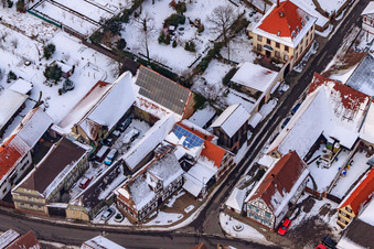 Vue oblique de Hôtel de ville sous la neige à Winden dans le département Rhénanie-Palatinat, Allemagne