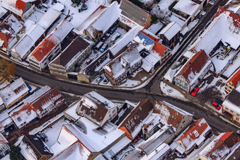 Hôtel de ville sous la neige à Winden dans le département Rhénanie-Palatinat, Allemagne d'en haut