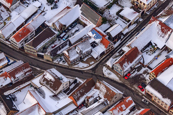 Vue aérienne de Maison du veilleur de nuit sous la neige à Winden dans le département Rhénanie-Palatinat, Allemagne