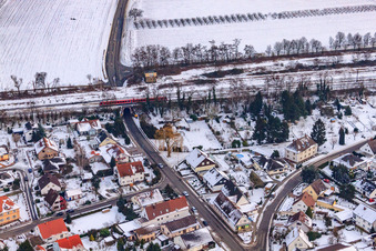 Vue aérienne de Passage souterrain sous la neige à Winden dans le département Rhénanie-Palatinat, Allemagne