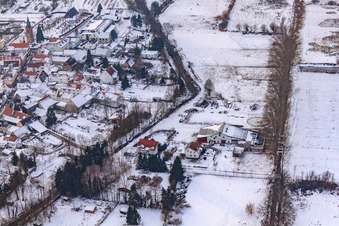 Vue aérienne de Weberhof sous la neige à Billigheim-Ingenheim dans le département Rhénanie-Palatinat, Allemagne