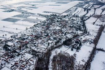 Vue aérienne de Champs agricoles et terres agricoles enneigés en hiver à Winden dans le département Rhénanie-Palatinat, Allemagne