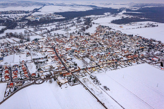 Vue aérienne de Vue de la ville depuis le sud-ouest sous la neige à Steinweiler dans le département Rhénanie-Palatinat, Allemagne