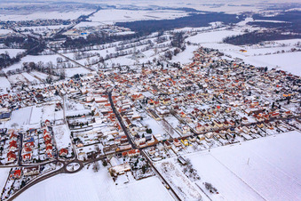 Vue aérienne de Vue de la ville depuis le sud-ouest sous la neige à Steinweiler dans le département Rhénanie-Palatinat, Allemagne