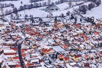 Vue aérienne de Kreuzgasse sous la neige à Steinweiler dans le département Rhénanie-Palatinat, Allemagne