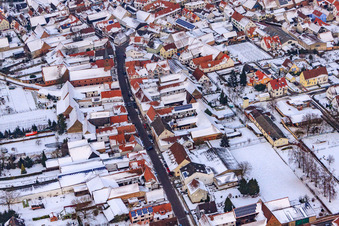 Vue aérienne de Kreuzgasse sous la neige à Steinweiler dans le département Rhénanie-Palatinat, Allemagne