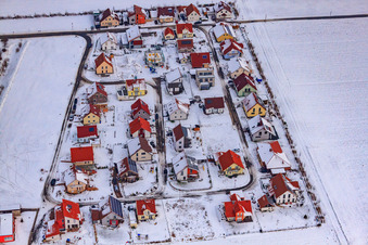 Vue aérienne de Nouvelle zone de développement Brotäcker sous la neige à Steinweiler dans le département Rhénanie-Palatinat, Allemagne