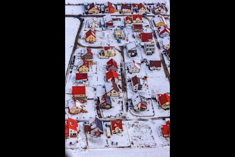 Photographie aérienne de Nouvelle zone de développement Brotäcker sous la neige à Steinweiler dans le département Rhénanie-Palatinat, Allemagne