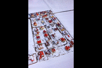 Nouvelle zone de développement Brotäcker sous la neige à Steinweiler dans le département Rhénanie-Palatinat, Allemagne d'en haut