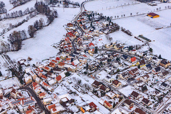 Vue aérienne de Niedergasse sous la neige à Steinweiler dans le département Rhénanie-Palatinat, Allemagne