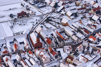 Vue aérienne de Manifestation. Église sous la neige à Steinweiler dans le département Rhénanie-Palatinat, Allemagne