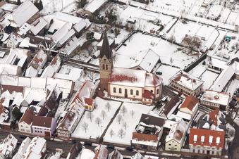 Vue aérienne de Église catholique enneigée en hiver au centre du village à Steinweiler dans le département Rhénanie-Palatinat, Allemagne