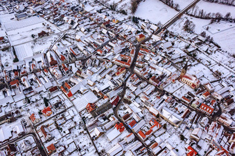 Vue aérienne de Haselschußgasse sous la neige à Steinweiler dans le département Rhénanie-Palatinat, Allemagne