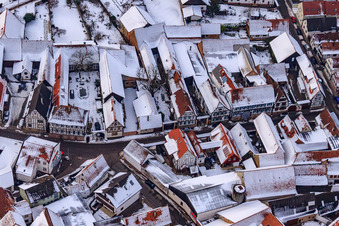 Vue aérienne de Haselschußgasse sous la neige à Steinweiler dans le département Rhénanie-Palatinat, Allemagne