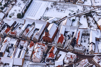 Vue oblique de Kreuzgasse sous la neige à Steinweiler dans le département Rhénanie-Palatinat, Allemagne