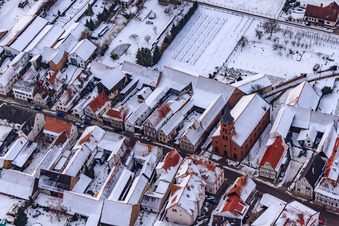 Kreuzgasse sous la neige à Steinweiler dans le département Rhénanie-Palatinat, Allemagne d'en haut