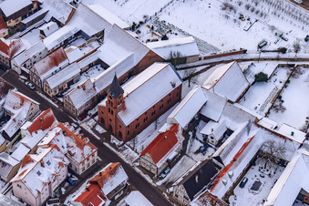 Vue aérienne de Manifestation. Église sous la neige à Steinweiler dans le département Rhénanie-Palatinat, Allemagne