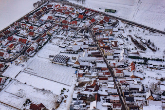 Vue aérienne de Obergasse sous la neige à Steinweiler dans le département Rhénanie-Palatinat, Allemagne