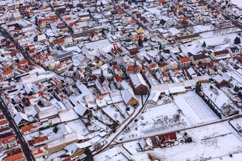 Kreuzgasse sous la neige à Steinweiler dans le département Rhénanie-Palatinat, Allemagne vue d'en haut
