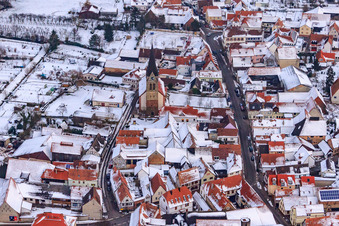 Vue oblique de Église Saint-Martin près de Snow à Steinweiler dans le département Rhénanie-Palatinat, Allemagne