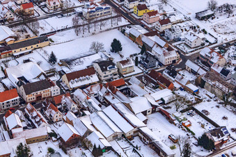 Vue aérienne de Chemin de jardin de rocaille sous la neige à Steinweiler dans le département Rhénanie-Palatinat, Allemagne