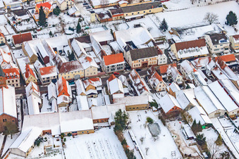 Kreuzgasse sous la neige à Steinweiler dans le département Rhénanie-Palatinat, Allemagne depuis l'avion