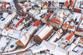 Vue oblique de Manifestation. Église sous la neige à Steinweiler dans le département Rhénanie-Palatinat, Allemagne