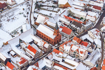 Manifestation. Église sous la neige à Steinweiler dans le département Rhénanie-Palatinat, Allemagne vue d'en haut