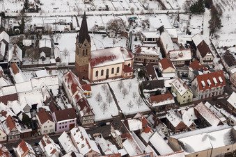 Vue aérienne de Église catholique enneigée en hiver au centre du village à Steinweiler dans le département Rhénanie-Palatinat, Allemagne