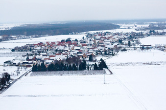 Vue aérienne de En hiver avec de la neige venant de l'ouest à Erlenbach bei Kandel dans le département Rhénanie-Palatinat, Allemagne