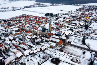 Vue aérienne de Kandeler Straße x Hauptstraße en hiver avec de la neige à Erlenbach bei Kandel dans le département Rhénanie-Palatinat, Allemagne