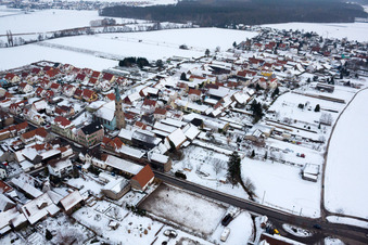Vue aérienne de Kandeler Straße x Hauptstraße en hiver avec de la neige à Erlenbach bei Kandel dans le département Rhénanie-Palatinat, Allemagne